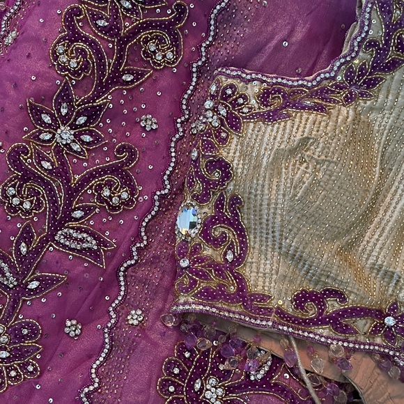 Magenta saree fabric net and shimmer - Picture 2 of 5